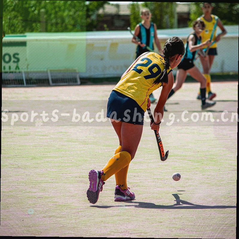 深绿球场地面上的白色边线特写，线条清晰规整，几何构图，无人物